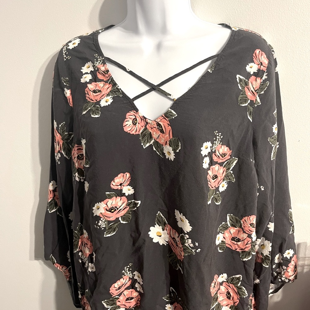 Torrid top size 00 that size is basically a M/L